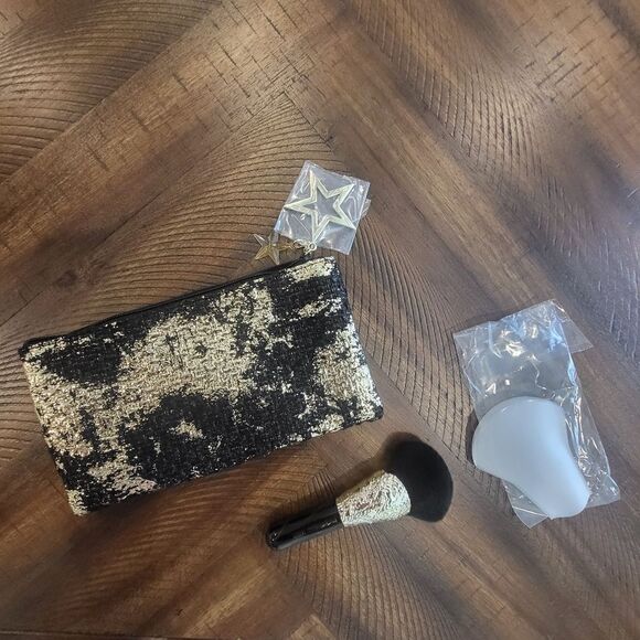 MAC Makeup Bag and Blush Brush New Black and Gold - Picture 2 of 3